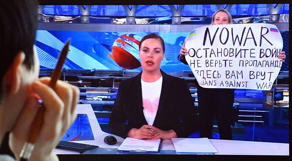 Marina Ovsjannikova juoksi julisteensa kanssa uutisankkuri Jekaterina Andrejevan taakse ykköskanavan suorassa lähetyksessä viime maanantai-iltana. 