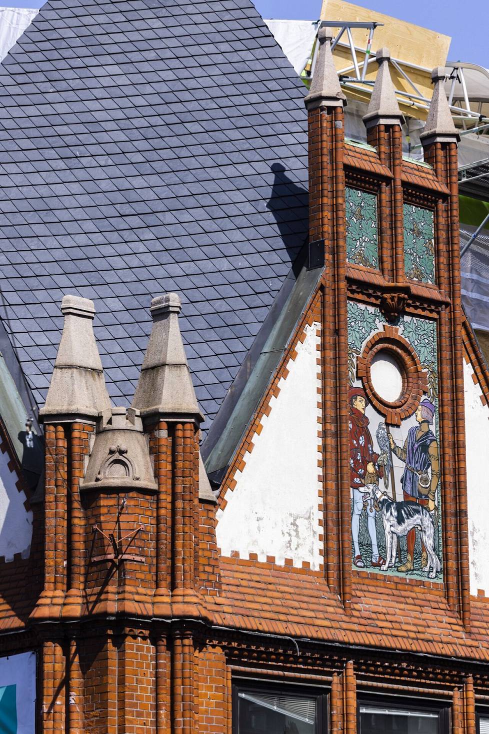 Aleksanterinkatu 13:n koristeellinen julkisivu on saanut vaikutteita Berliinin ja Wienin arkkitehtuurista.