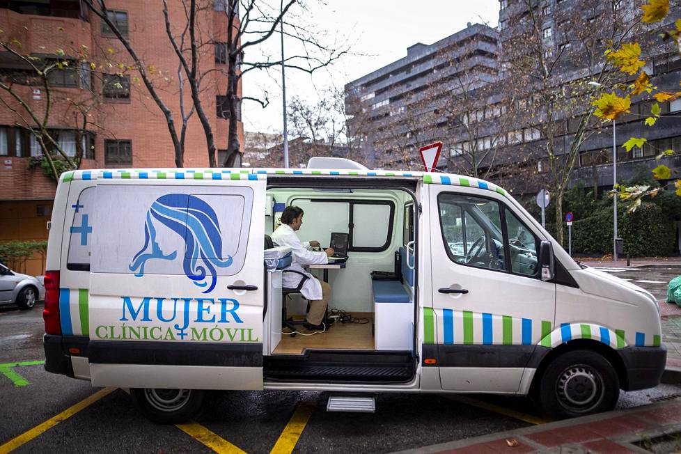 ”Elämän ambulanssi” kiertää Madridin aborttiklinikoita lauantaisin. Auton takaosassa odottaa vapaaehtoisena työskentelevä lääkäri, joka tekee raskaana oleville naisille ultraäänitutkimuksia.