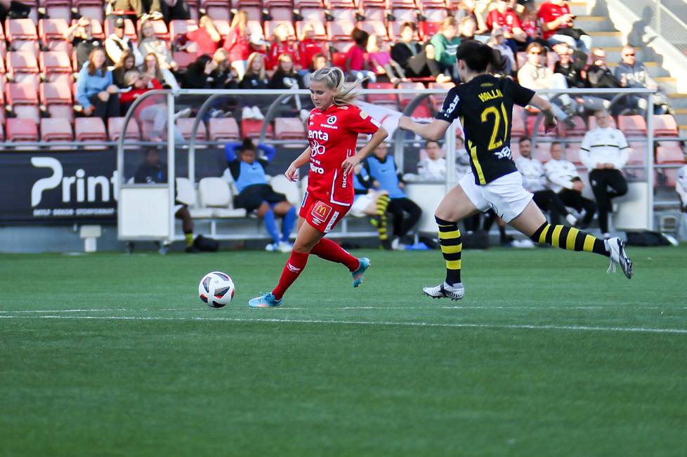Amanda Rantanen (vas.) pelaa toista kautta Ruotsin pääsarjassa Damallsvenskanissa KIF Örebron riveissä.
