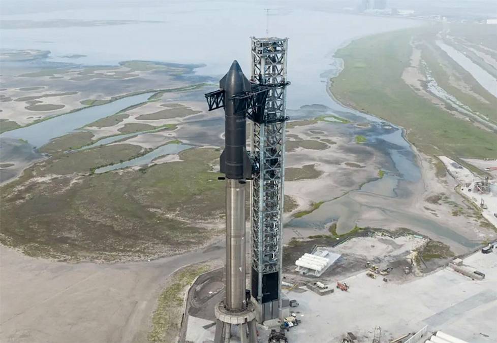 Maailman vahvin ja myös korkein raketti valmiina lähtöön. Starship kuvattuna Starbasen lähetysalueella Etelä-Texasissa 146 metriä korkean lähtötornin vieressä. 