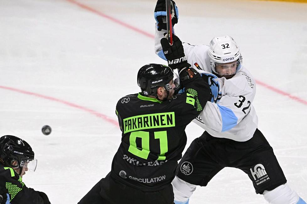 Jokers Iiro Pakarinen and Dinamo Minsk's Lukas Bengtsson in a duel in the KHL hockey match in December 2021.