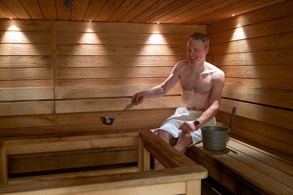 Skiing hero Iivo Niskanen was photographed in a sauna in 2018.