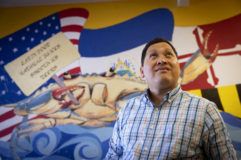 Carlos Alvaradon ravintolan seinää koristavat Yhdysvaltojen, El Salvadorin ja Marylandin liput.
