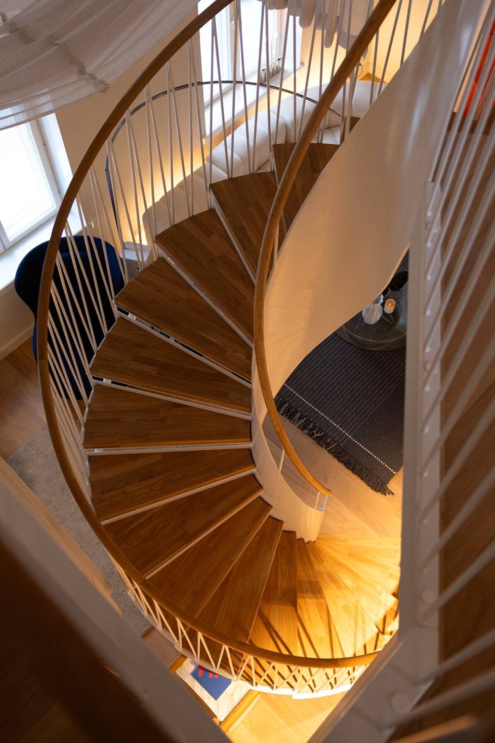 A spiral staircase in an apartment on Yrjönkatu.