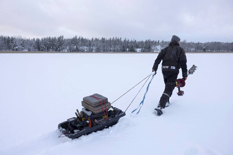 Mika Tuominen changes place.  The auger goes in the hand and the other equipment in the stick. 