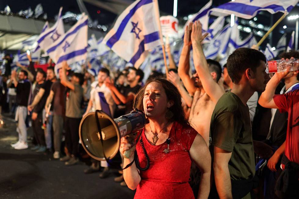 Mielenosoittajat protestoivat sunnuntaina Tel Avivissa Israelin hallituksen ajamia kiistanalaisia uudistuksia ja puolustusministeri Yoav Galantin erottamista vastaan. 