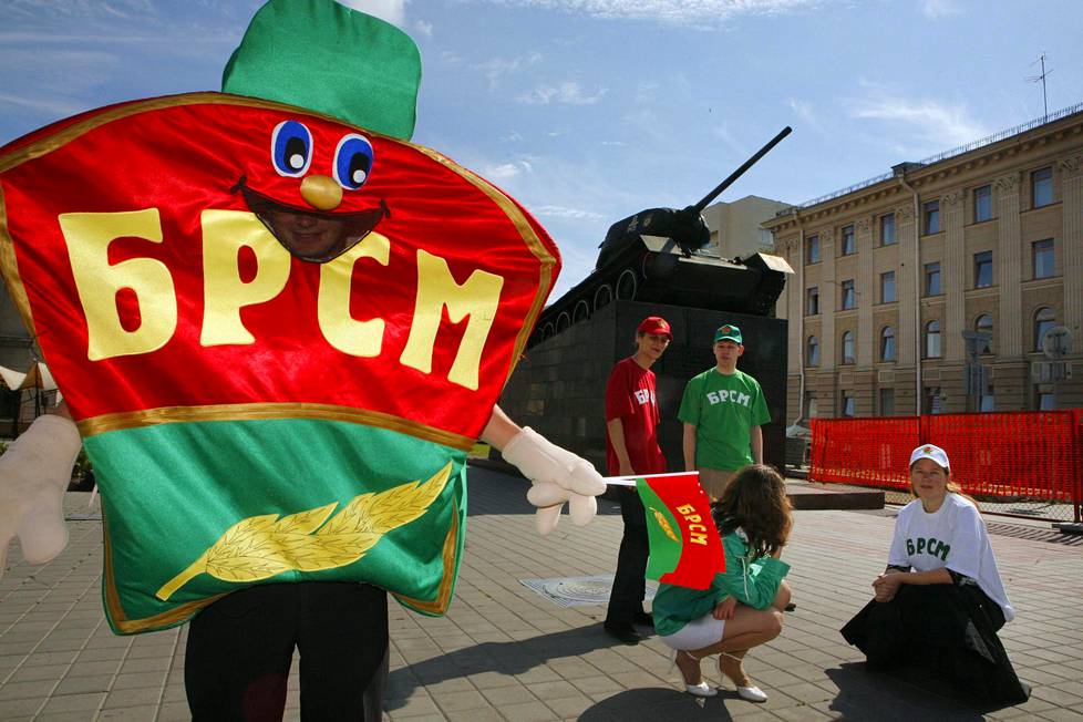 Lukašenkaa tukeva nuorisojärjestö BRSM kampanjoi Minskin keskustassa syksyllä 2008. Vihreässä paidassa silloinen Luka-nuori Dmitry Šedko, josta tuli varaviestintäministeri ja suuren pankin pääjohtaja.