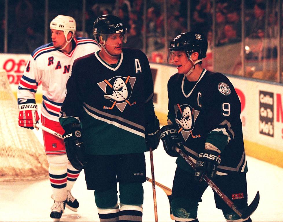 Teemu Selänne ja Paul Kariya olivat Mighty Ducksin ylivoimaiset kärkipelaajat.