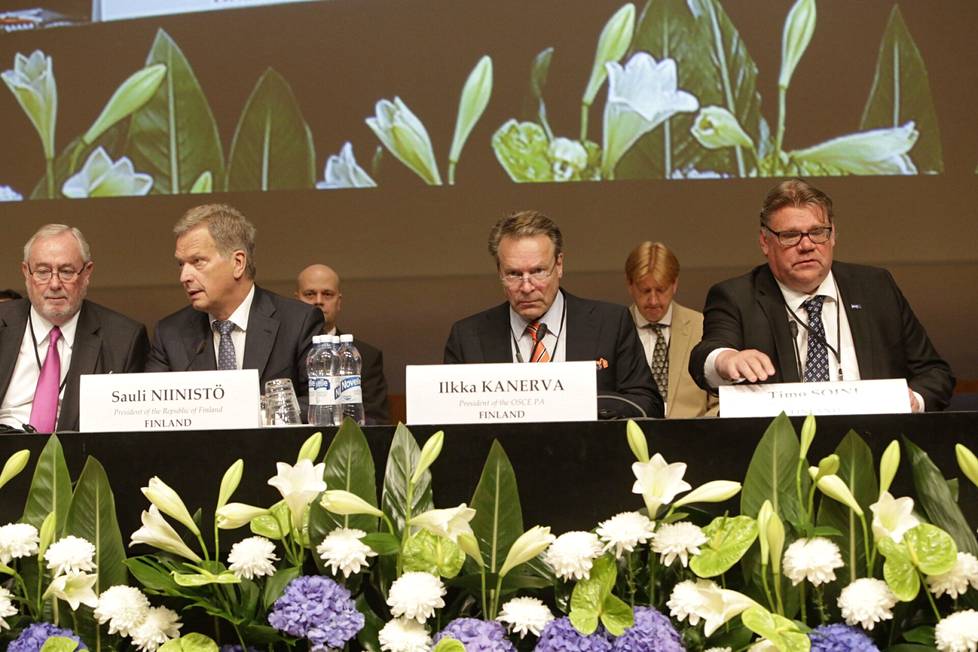 Presidentti Sauli Niinistö,  Etyjin parlamentaarisen yleiskokouksen puheenjohtaja Ilkka Kanerva ja ulkoministeri Timo Soini Etyj-kokouksessa Finlandiatalossa heinäkuussa 2015.
