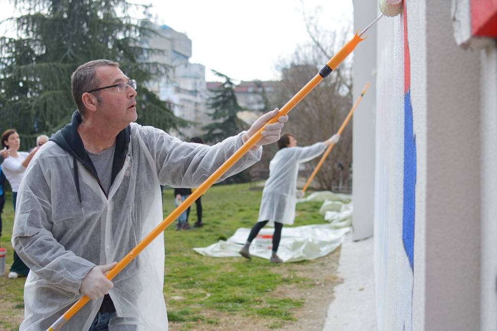 Vladimir Arsejinevićin ja hänen järjestönsä organisoima maalaustapahtuma keräsi paikalle maalareita, poliiseja ja mediaa. 