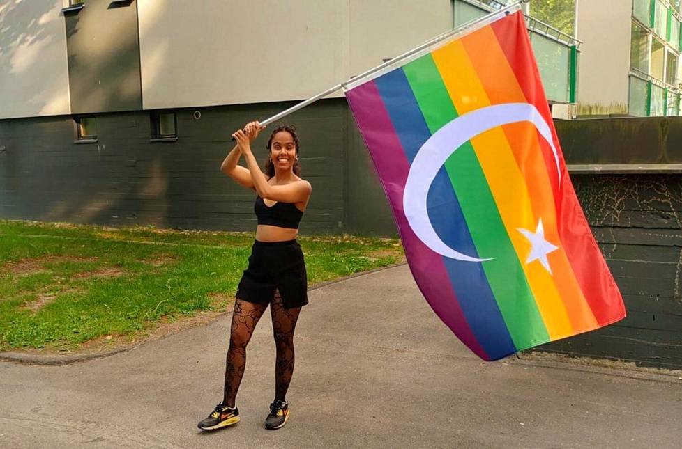 Nadiifo Omer teetti tämän vuoden Pride-marssille lipun, jossa on islamin symbolit.