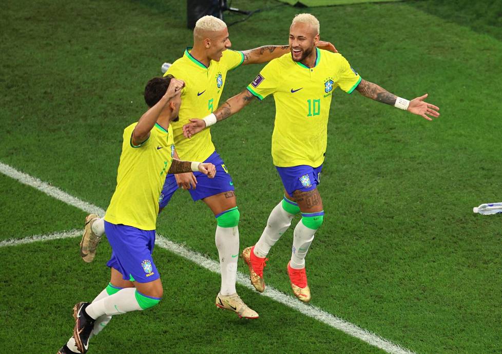 Brasilian Lucas Paquetálla (vas.), Richarlisonilla ja Neymarilla oli aihetta iloon Etelä-Koreaa vastaan pelatussa puolivälierässä.