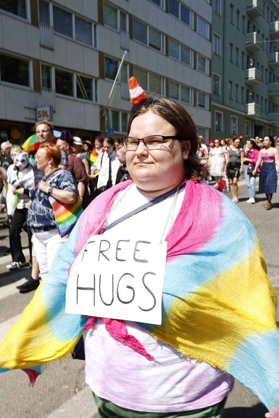 A few participants in the procession could see signs giving out free hugs.  Viola Kuru said that she got her first hug already on the metro ride towards the procession.