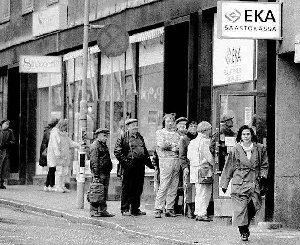 Eka-osuusliike joutui vuonna 1993 vaikeuksiin. Säästökassan säästäjien piti jonottaa, jotta saivat rahansa pois kassasta.