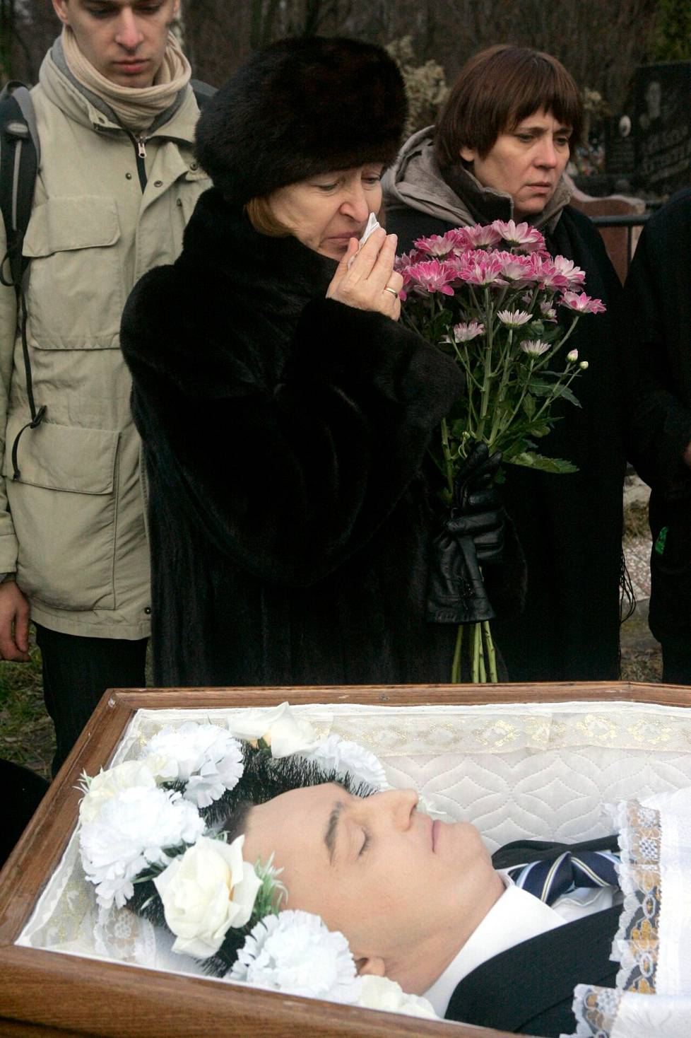 Sergei Magnitskin Natalia-äiti suri poikansa arkun äärellä hautajaisissa Moskovassa marraskuussa 2009.