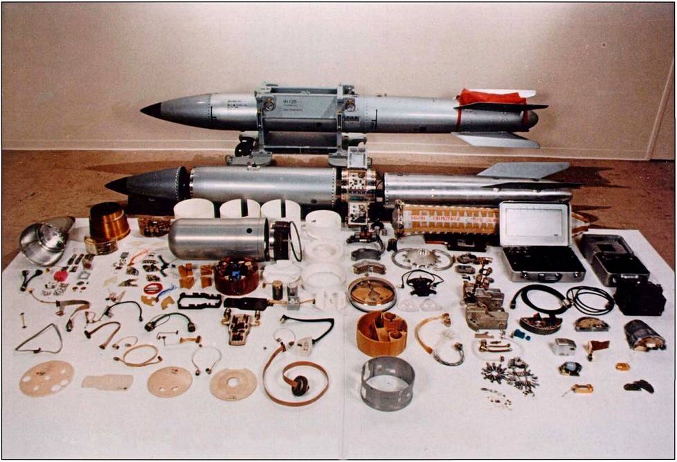 Yhdysvaltain hallinnon julkaisema kuva B61-ydinpommista. Kuvassa takana se on kokonaisena, keskellä erotettuna pääosiinsa ja etualalla purettu lähes kokonaan.