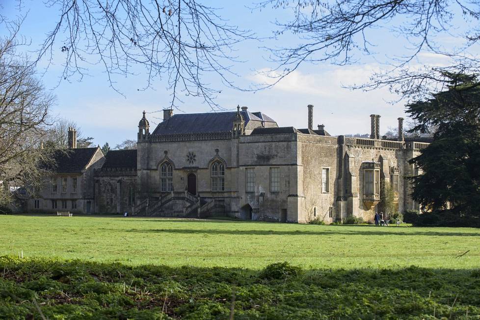 Lacock Abbeysta tiluksineen tuli yksityisasunto vuonna 1540. Neljä sataa vuotta myöhemmin eli 1944 Matilda Talbot lahjoitti kiinteistön National Trust -säätiölle.