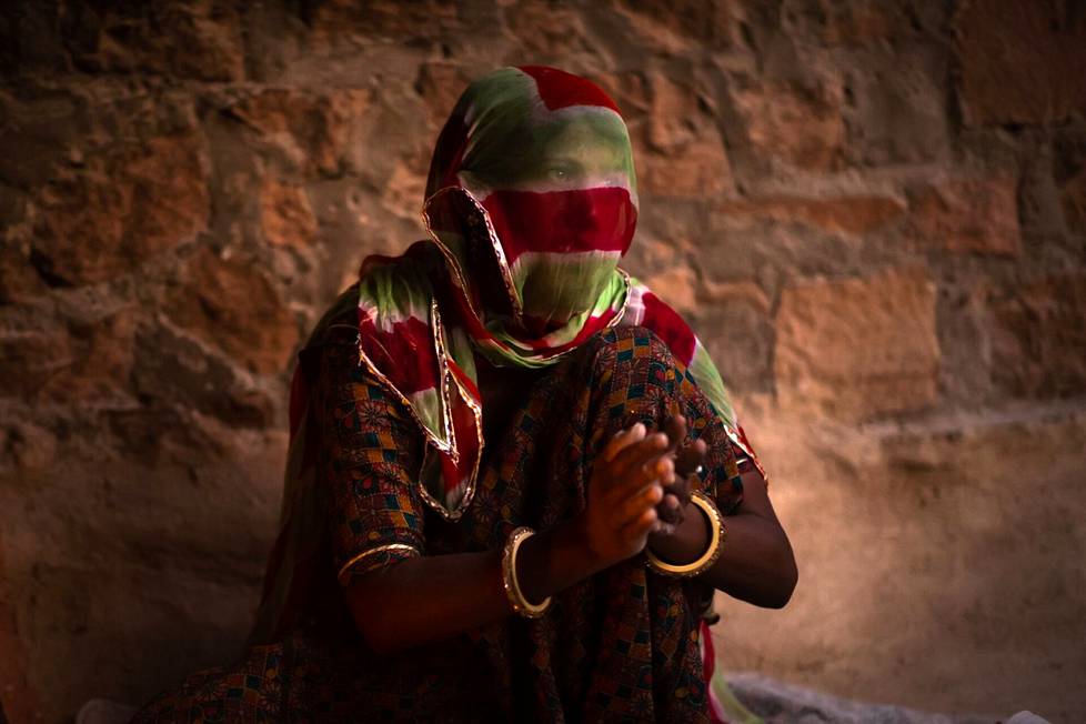 Pinki Devi paistoi leipää sähköttömässä kodissaan Bandain kylässä Intian Rajasthanissa kesäkuussa 2022. Kuvaa otettaessa yli 40 asteen lämpötilat olivat jatkuneet lähes yhtäjaksoisesti kolmen kuukauden ajan.