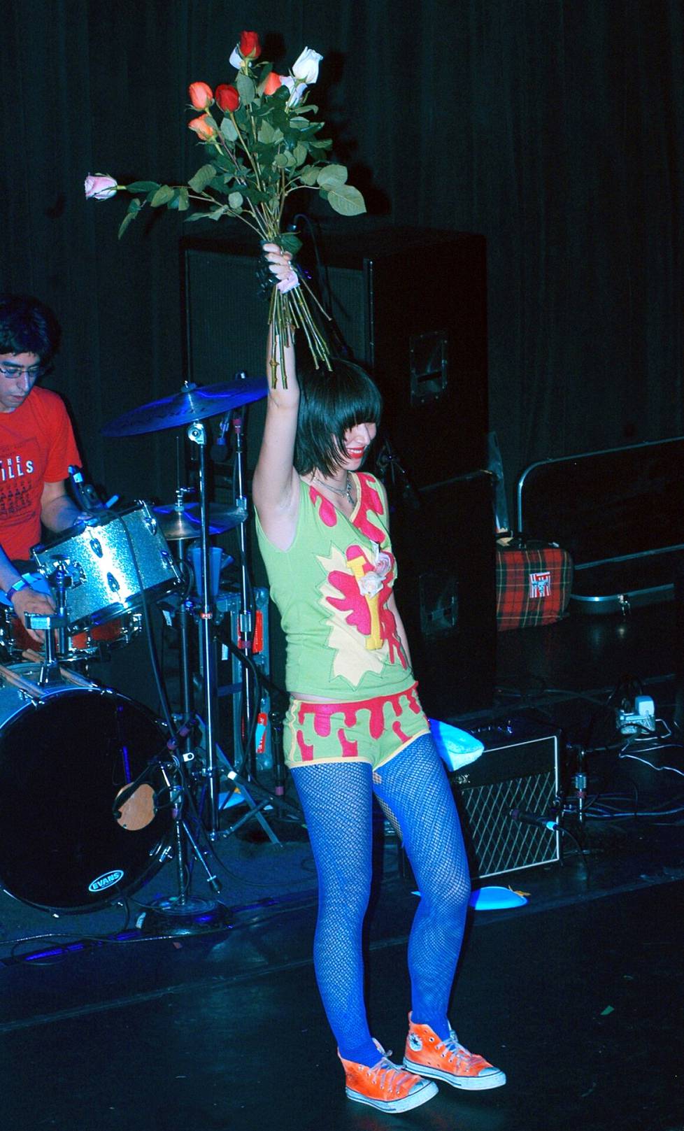 Yeah Yeah Yeahs -yhtyeen laulaja Karen O keikkalavalla New Yorkissa 2003.
