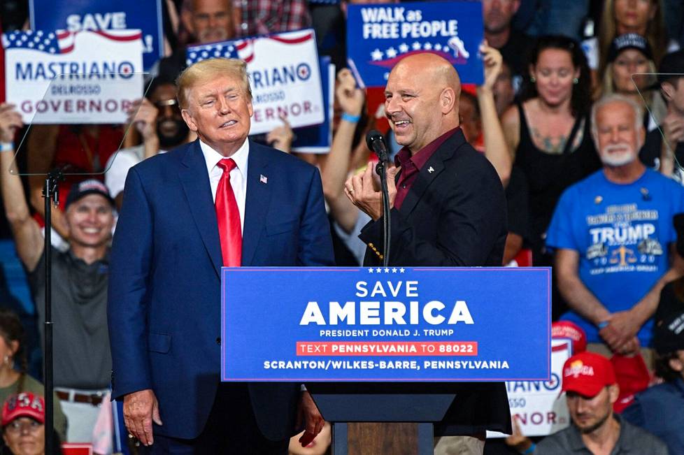Trumpin kanssa lavalle astui myös Doug Mastriano, republikaanien kuvernööriehdokas Pennsylvaniaan. 