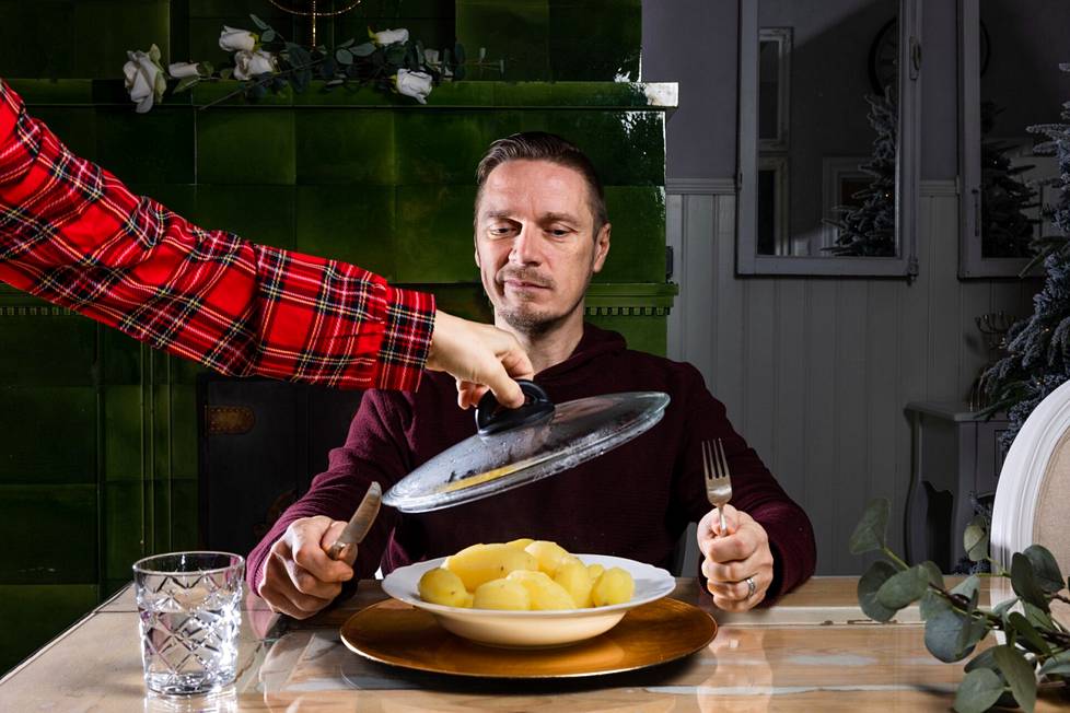 Porvoolainen Kimmo Niininen ei ole koskaan keittänyt perunoita. Kuvassa näkyvät perunatkaan eivät ole hänen kiehauttamiaan, vaan ne kannettiin pöytään kuvausrekvisiitaksi.