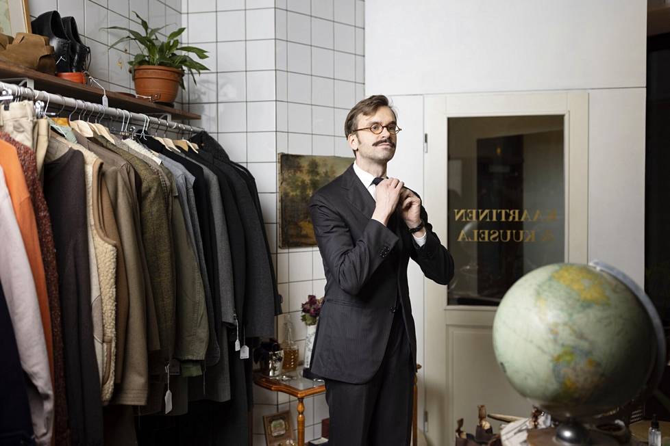 Vaatturi Olli Kaartinen kuvailee itseään ”pukuhifistelijäksi”. Täydellinen istuvuus ei ole kuitenkaan hänen mielestään kaikki kaikessa, vaan vaatteiden on myös tunnuttava hyvältä päällä.