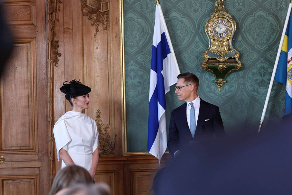 The presidential couple exchanged glances a moment before the start of the press conference in the Royal Palace.