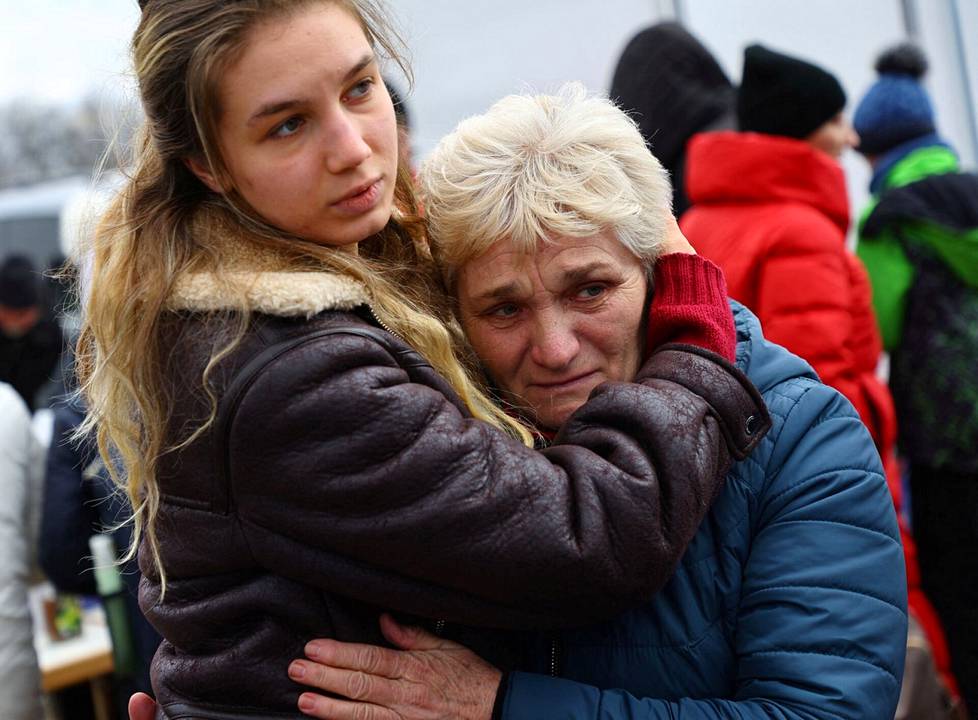 Ukainalainen Katerina halasi isoäitiään Valentinaa Puolan rajalla.