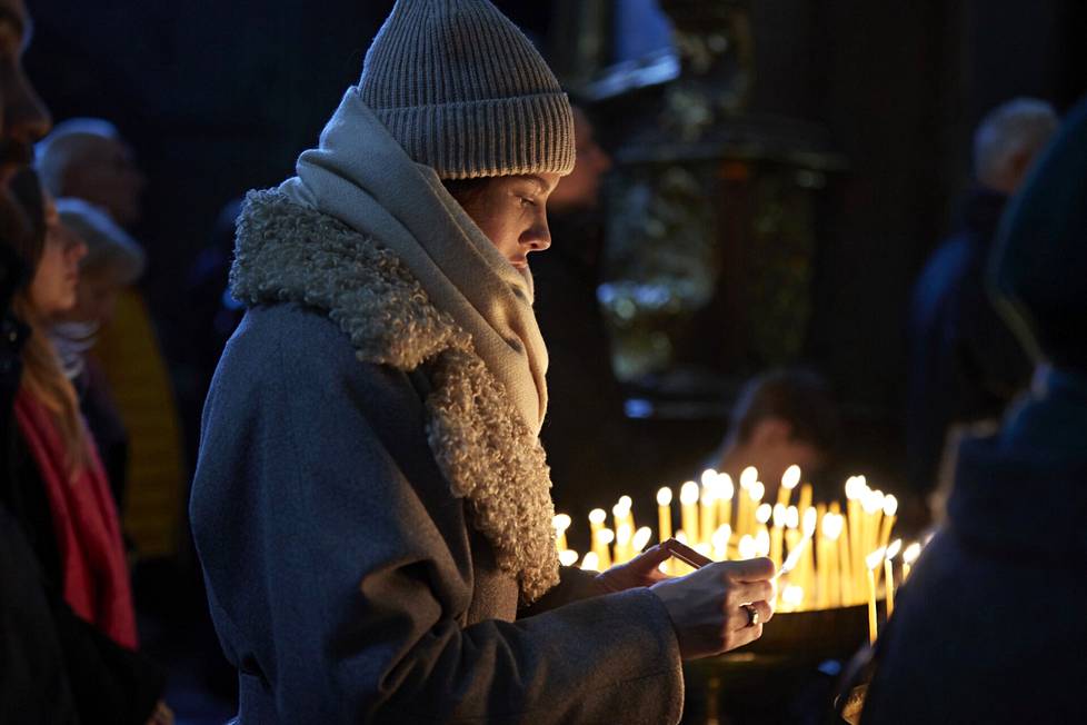 Kynttilämeri Pyhän Pietarin ja Paavalin kirkossa Lvivissä. Vastaavia näkee myös ihmisten kodeissa Venäjän pommitusten aiheuttamien sähkökatkojen aikaan.
