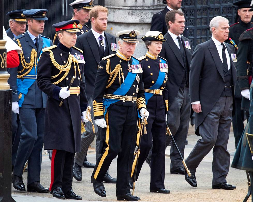 Kuningas Charles III perheineen seurasi kulkueessa lavettia, joka kuljetti kuningattaren arkun parlamenttitalolta Westminster Abbeyyn.