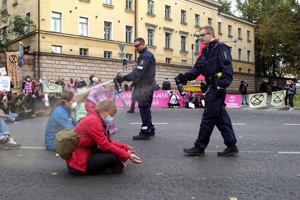 Poliisi otti lokakuussa 2020 ajoradalta Kaisaniemestä Elokapina-liikkeen mielenosoituksesta kiinni useita kymmeniä ihmisiä. Poliisi käytti myös pippurisumutetta paikallaan istuvia mielenosoittajia vastaan.