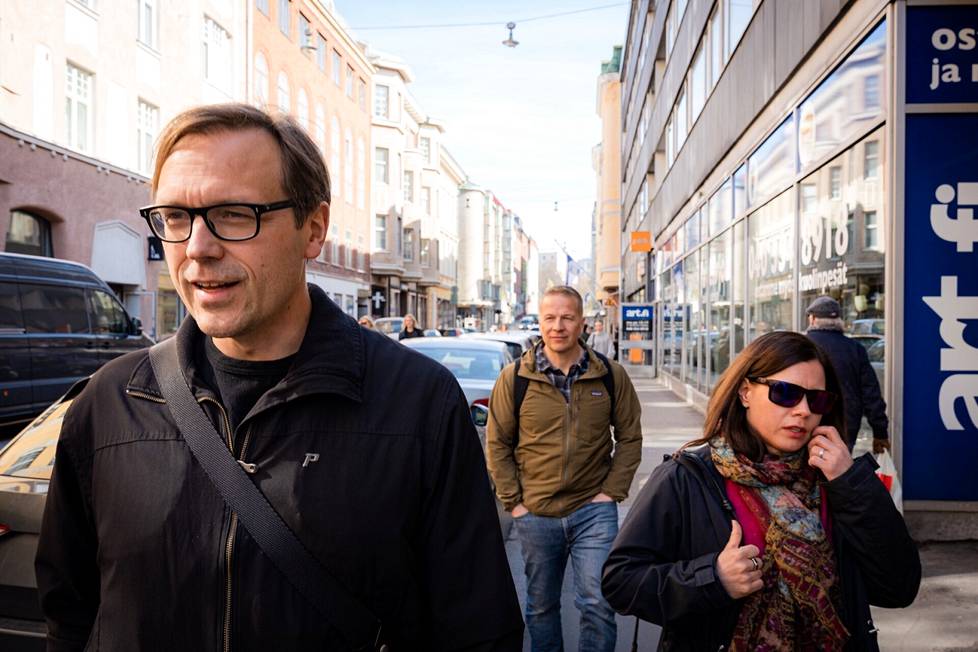 Timo Ahopelto (vas.), Petteri Koponen ja Elina Holkko kävelevät Annankadulla kohti Aivenin toimistoa.