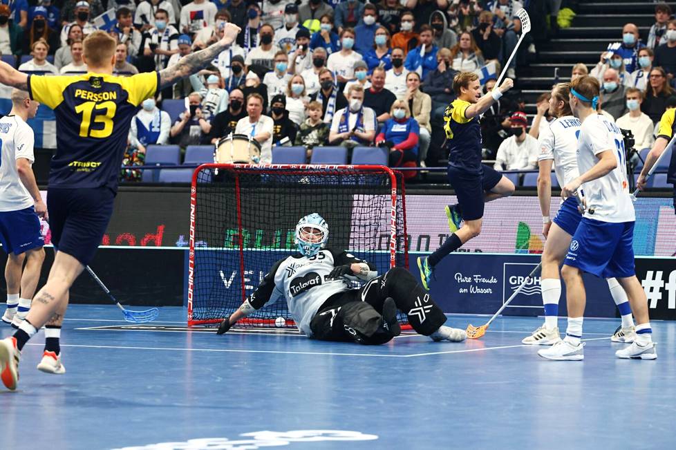 Suomi joutui tyytymään hopeamitaleihin Helsingissä joulukuussa pelatuissa salibandyn MM-kisoissa. Ruotsi palasi kultakantaan kahden Suomelle hävityn MM-finaalin jälkeen. 