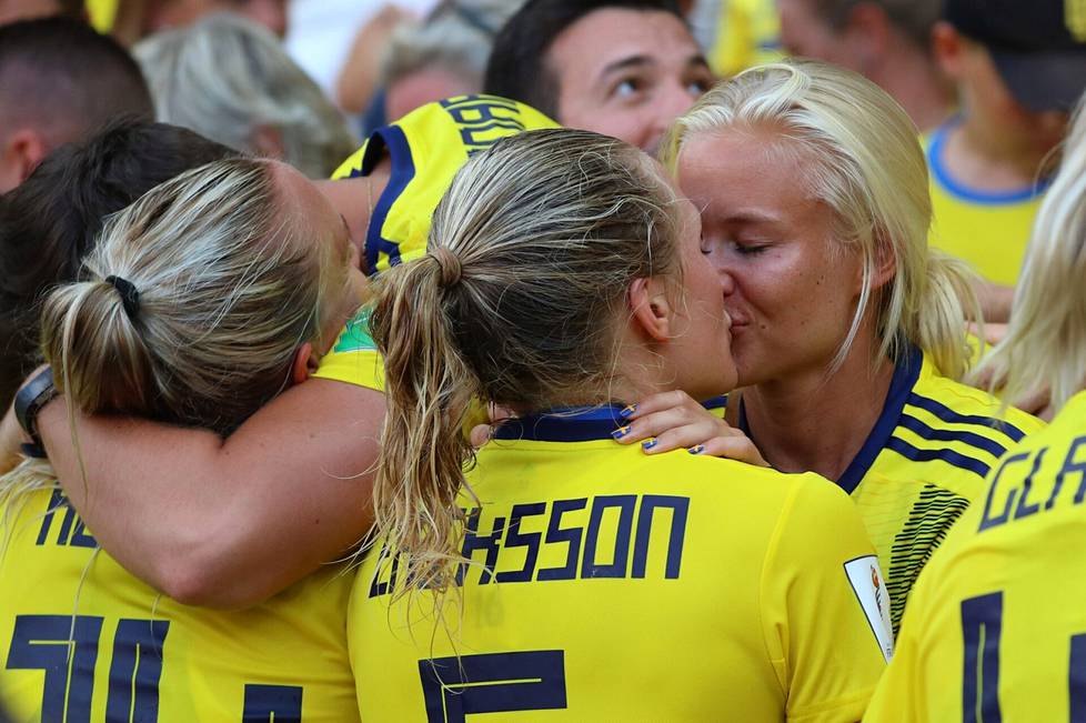 Magdalena Eriksson sai puolisoltaan Pernille Harderilta (oik.) onnittelusuudelman vuoden 2019 MM-kisoissa. 