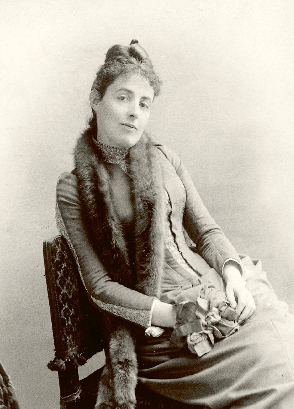 Ellan de la Chapelle kuvattuna Pariisissa avioliiton alkuaikoina. Häntä ihailtiin paitsi kauneutensa myös lukeneisuutensa ansiosta.