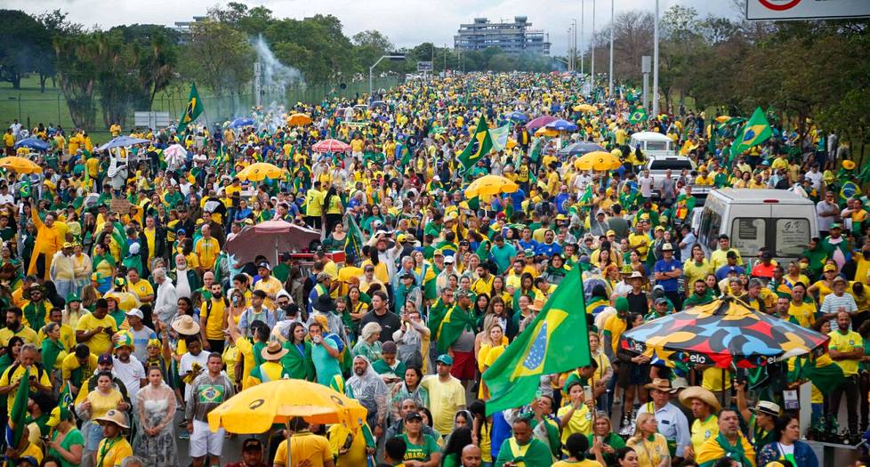Jair Bolsonaron kannattajat vastustivat vaalitulosta maavoimien esikunnalla Brasíliassa 15. marraskuuta.