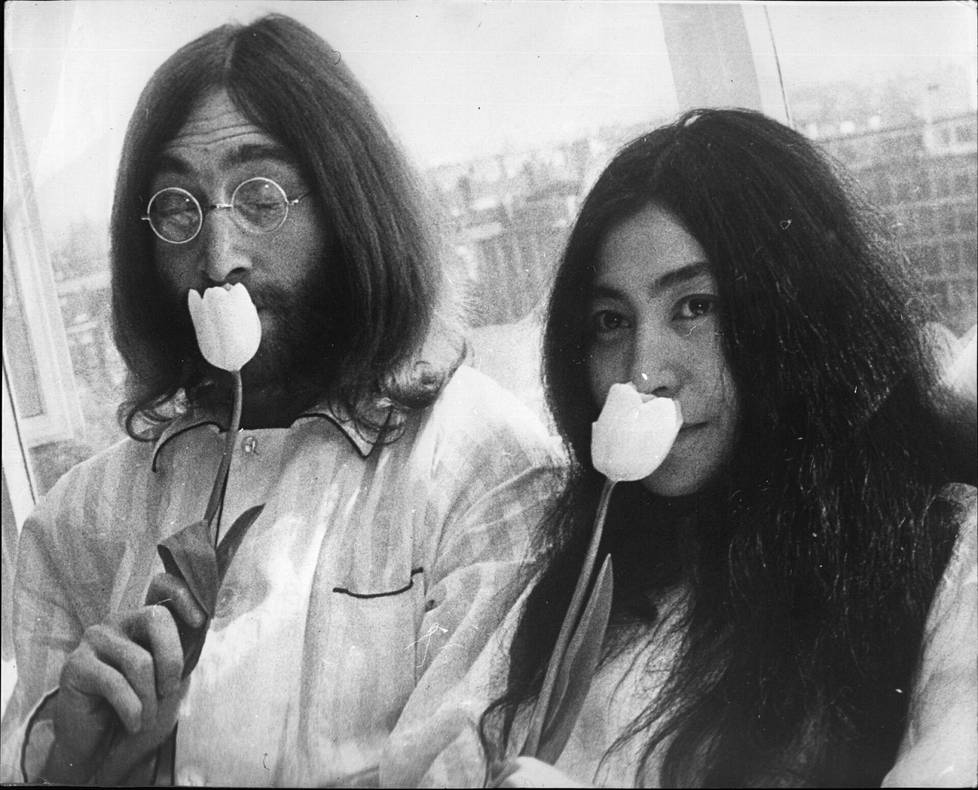 John Lennon ja Yoko Ono ehtivät pian Let It Be -sessioiden jälkeen naimisiin ja Bed Peace -lehdistötilaisuuksiinsa. Kuva maaliskuulta 1969. 