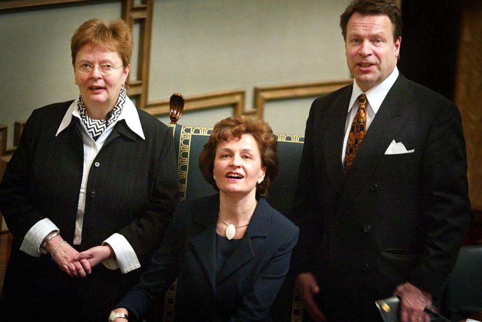 Eduskunnan uudet puhemiehet maaliskuussa 2003. Keskellä puhemies Anneli Jäätteenmäki, vierellä varapuhemiehet Liisa Jaakonsaari ja Ilkka Kanerva. Kanerva oli tuolloin ensimmäistä kertaa puhemiehenä.