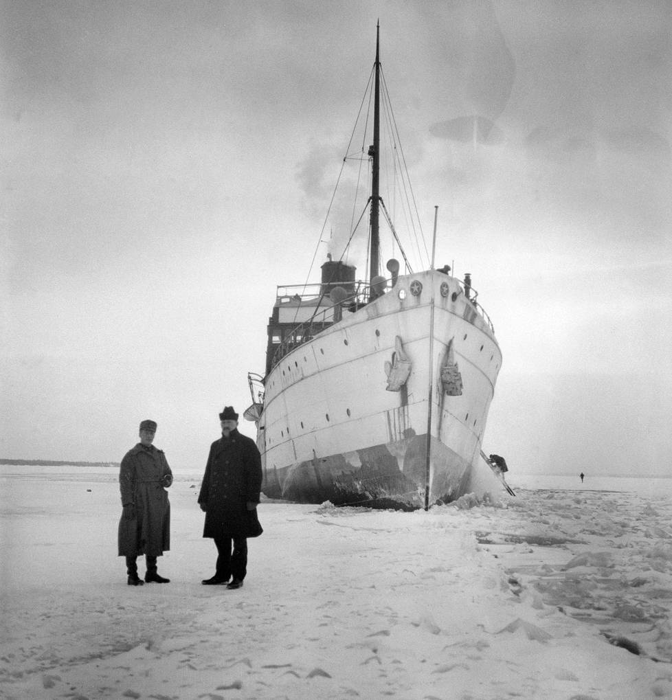 Jääkärit saapuivat Vaasaan höyrylaiva Arcturuksella. Etualalla seisova viiksekäs mies on mahdollisesti laivan kapteeni.