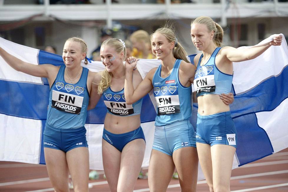 Viivi Lehikoinen (toinen oik.) oli Ruotsi-ottelun suomalaissankari. Hän voitti lauantaina paraatilajinsa 400 metrin aidat, hetkeä myöhemmin hän oli toinen 400 metrillä ja sunnuntaina hän juhli pitkän viestin voittoa Aino Pulkkisen, Ronja Koskelan ja Mette Baasin kanssa.