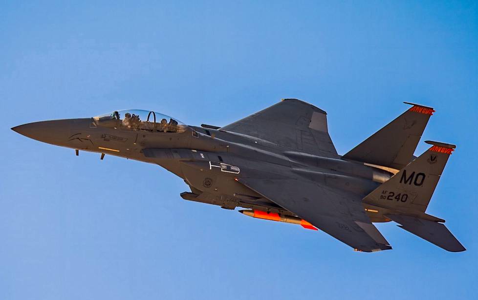 Yhdysvaltalaisen F-15E Strike Eagle -hävittäjän koelennolla otetussa kuvassa näkyy rungon alla oranssi B61-ydinpommin testiversio. 