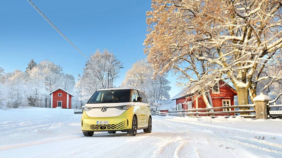 Kirpeänkeltainen Buzz on pakkassäällä kuin kaksivärinen karkki. Auto kuvattiin Vantaalla Linnaisten kartanoalueella.