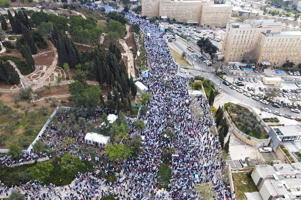 Jerusalemin kadut täyttyivät maanantaina mielenosoittajista. 