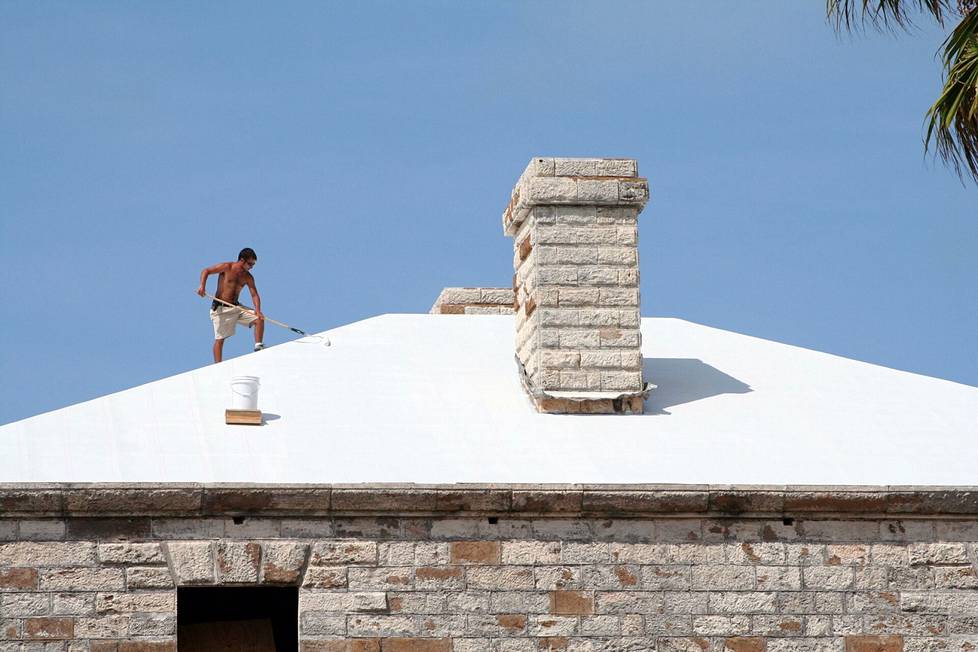 Yksi turvalliseksi mielletty keino viilentää ainakin paikallisesti on vaalentaa pintoja. Kuvassa bermudalaisen talon kattoa maalataan valkoiseksi. Jopa katuja ja teitä voisi vaalentaa. Tämänkin keinon hyödyistä on eri näkemyksiä.