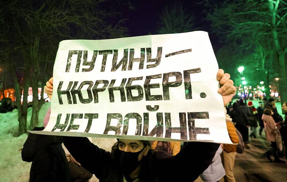 Venäjän hyökkäyksen aloituspäivänä 24. helmikuuta mielenosoittaja kantoi Moskovassa kylttiä, jossa luki ”Putinille – Nürnberg. Ei sotaa”.