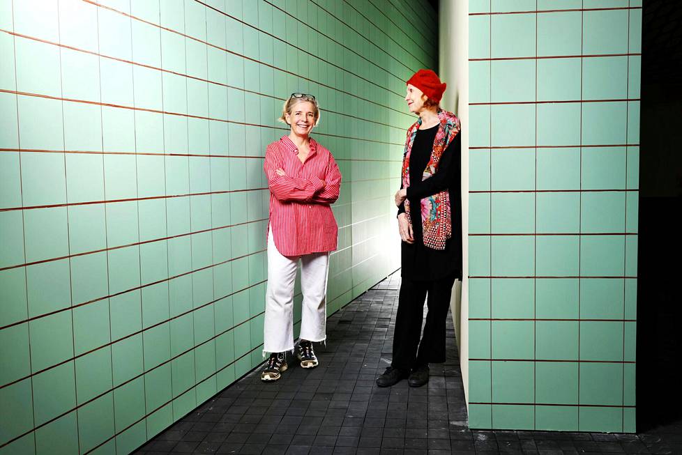 Raija Malka (vas.) ja Kaija Saariaho Blick-näyttelyyn sisältyvän maalauksen edessä.