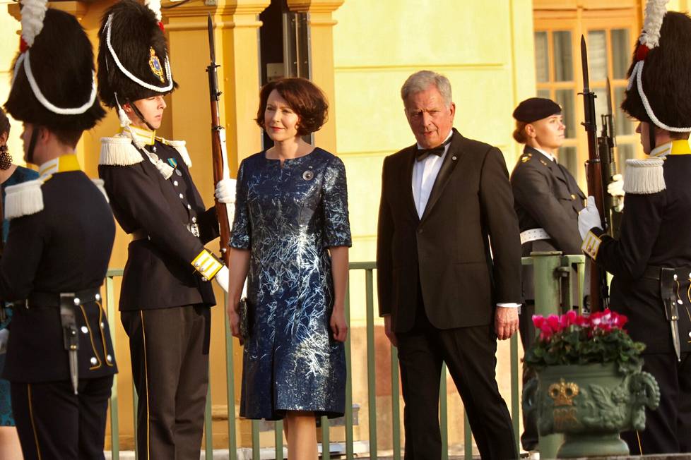Dr. Jenni Haukio and President Sauli Niinistö walked from the castle towards the theater.