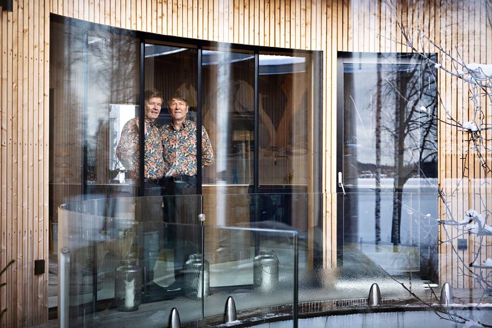 Timo Ranta (vas.) ja Jukka Turunen katselevat pyöreän talonsa sisäpihalle, joka on kuin reikä donitsin keskellä. Se on miesten mukaan aivan oma kuplansa nauttia ”aamukaffet”.