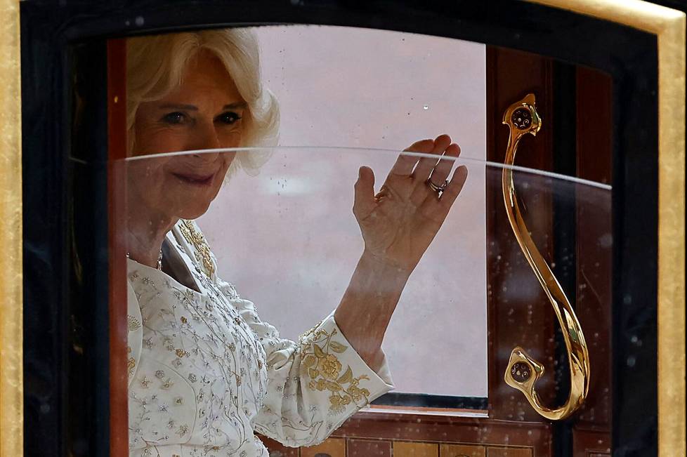 Kuningatar Camilla vilkutti vaunuista matkalla Westminster Abbeyyn.